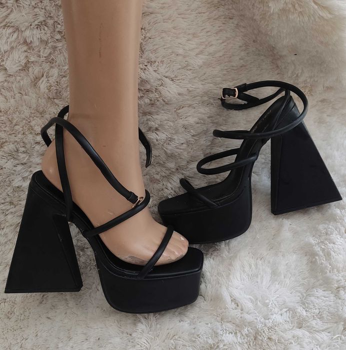 Sandały na stabilnym trójwymiarowym słupku