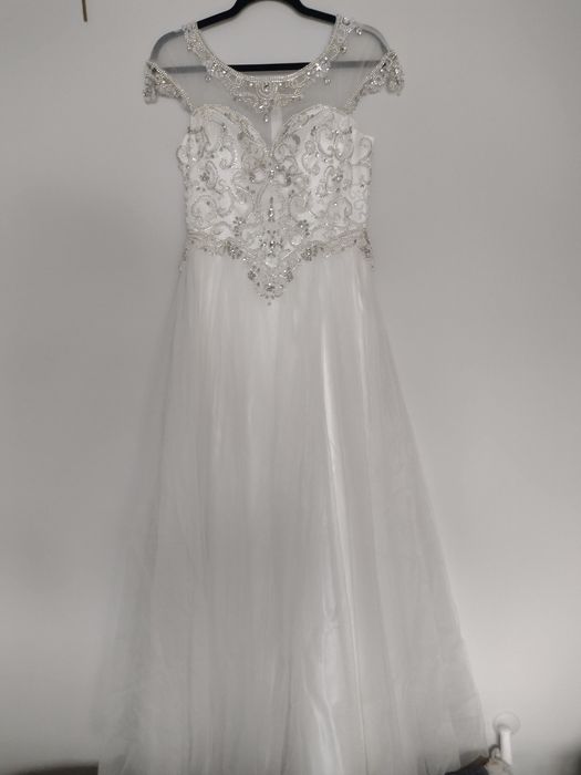 Suknia ślubna bogato zdobiona na lekkim rękawku