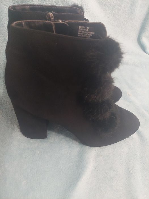 Батільони жіночі демісезон 42. Чоботи, черевики.