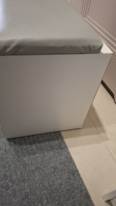 Biala szafka na buty z  siedziskiem