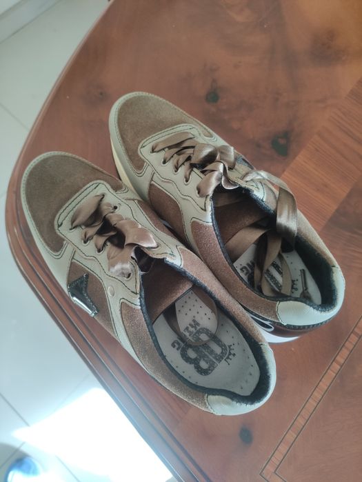 Tênis de senhora, tamanho 37