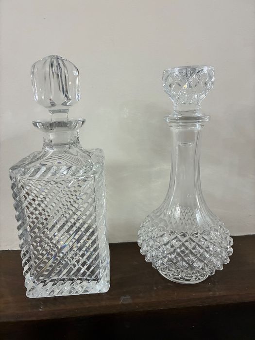 Decantador de cristal com padrão em relevo