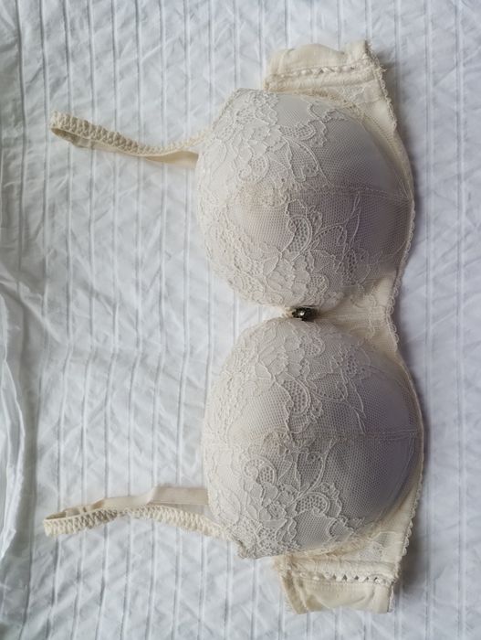 Жіночий бюстгальтер 80С та 85D та 80С
