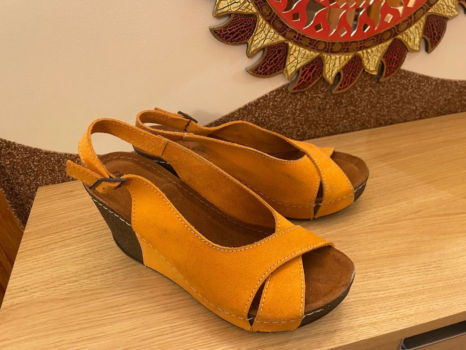 Rewelacyjne sandały na koturnie, r. 40