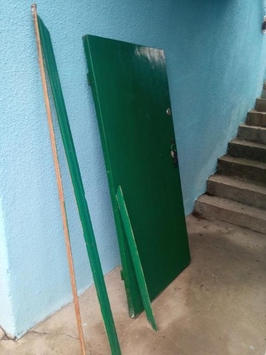 Двері вживані, невеликі
