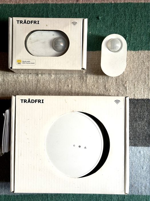Trådfri IKEA central e dois sensores.