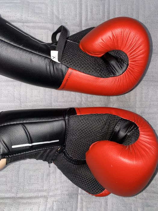 Saco de boxe com luvas