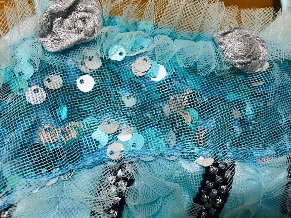 Платье шикарное нарядное для маленькой принцессы новое 6-9 мес.