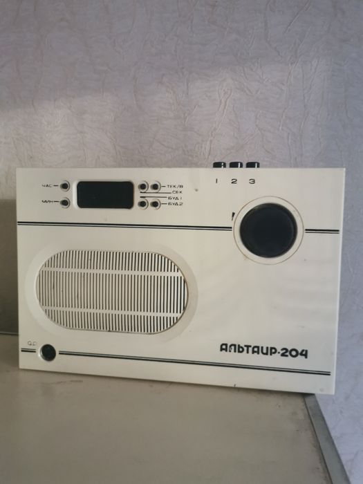 Радиоприёмник. С часами.