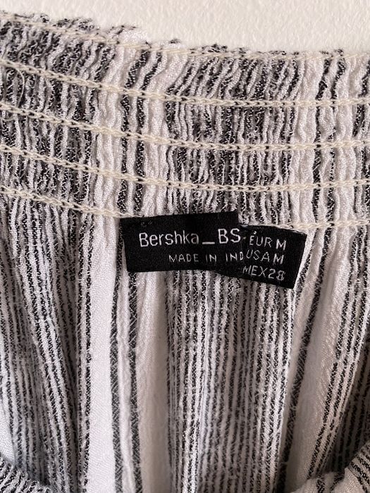 Blusa cai cai preta e branca Bershka