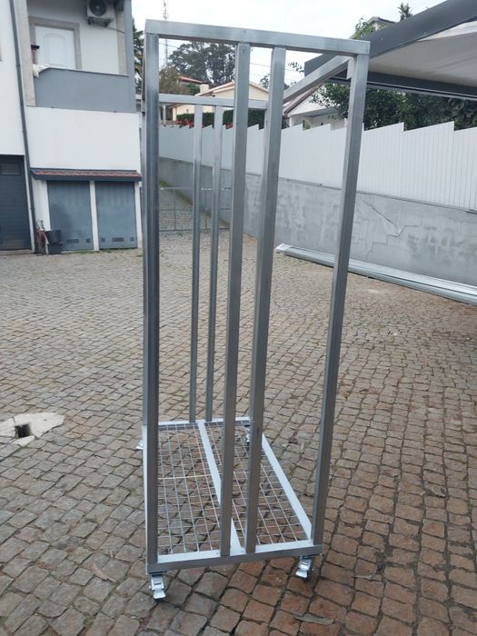 Suporte para lenha em tubo galvanizado é desmontável para  transportar