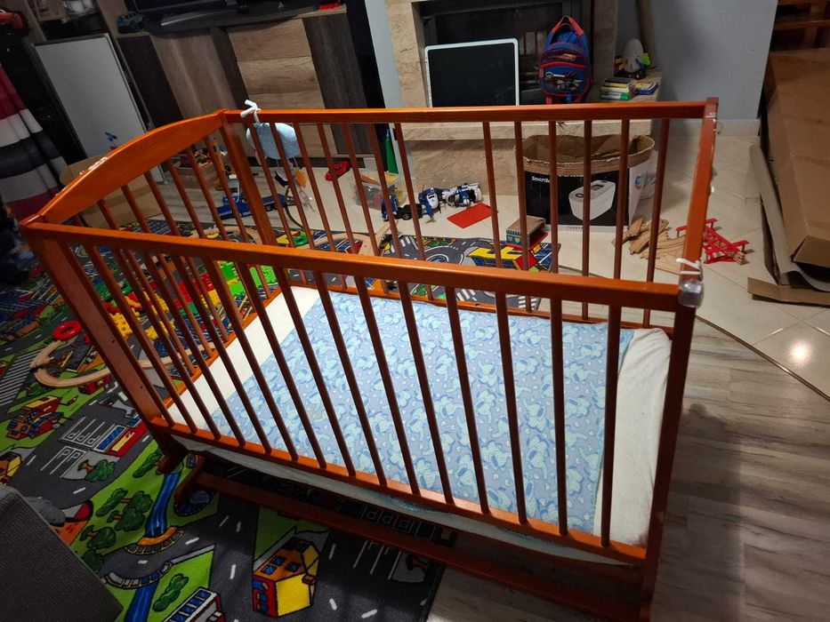 Drewniane łóżeczko dziecięce 120×60 cm + materac 8 cm, funkcja bujania