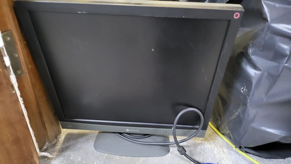 Monitores 19” a funcionar