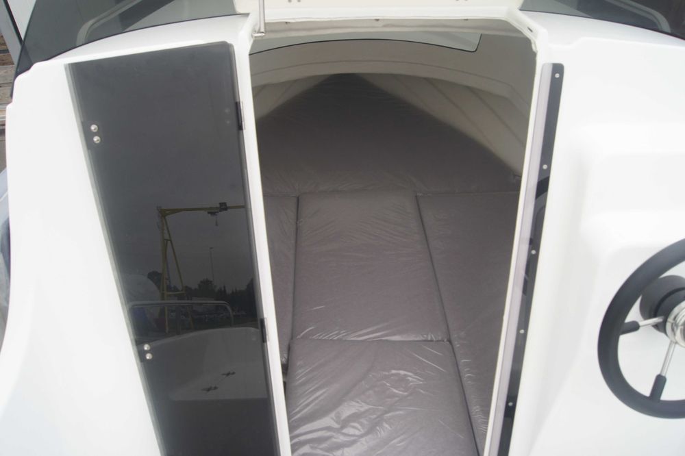 Lodz jacht motorowa kabinowa KORMORAN nowy okazja