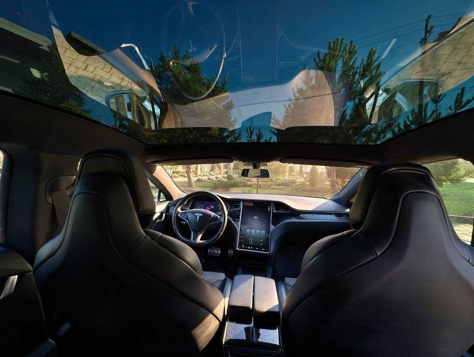 Тесла модель С 2018р повнопривідна.