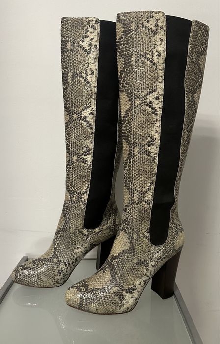 Чоботи-труби з фактурноі шкіри Juicy Couture