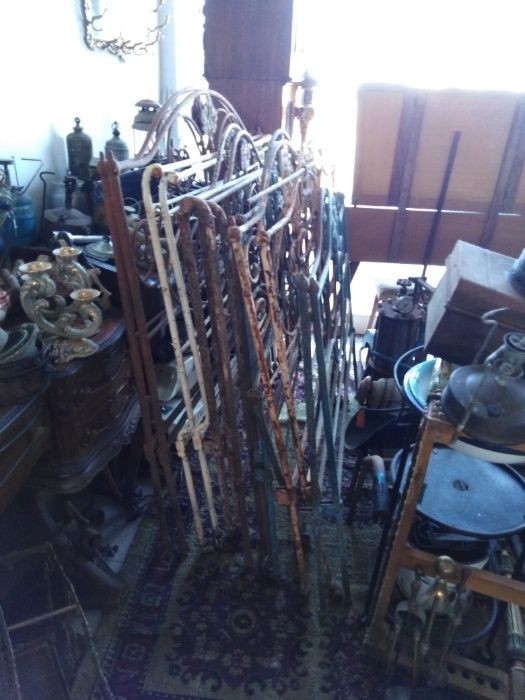 varias camas antigas em ferro maciço.