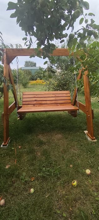 Садова дерев'яна качеля
