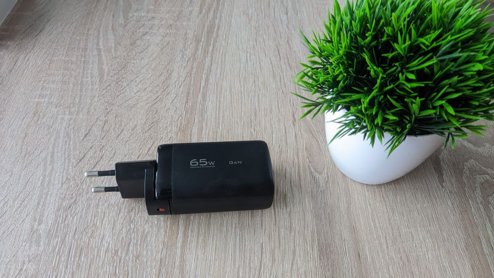 Зарядка для телефону різних якісних брендів + ліхтарик або кабель