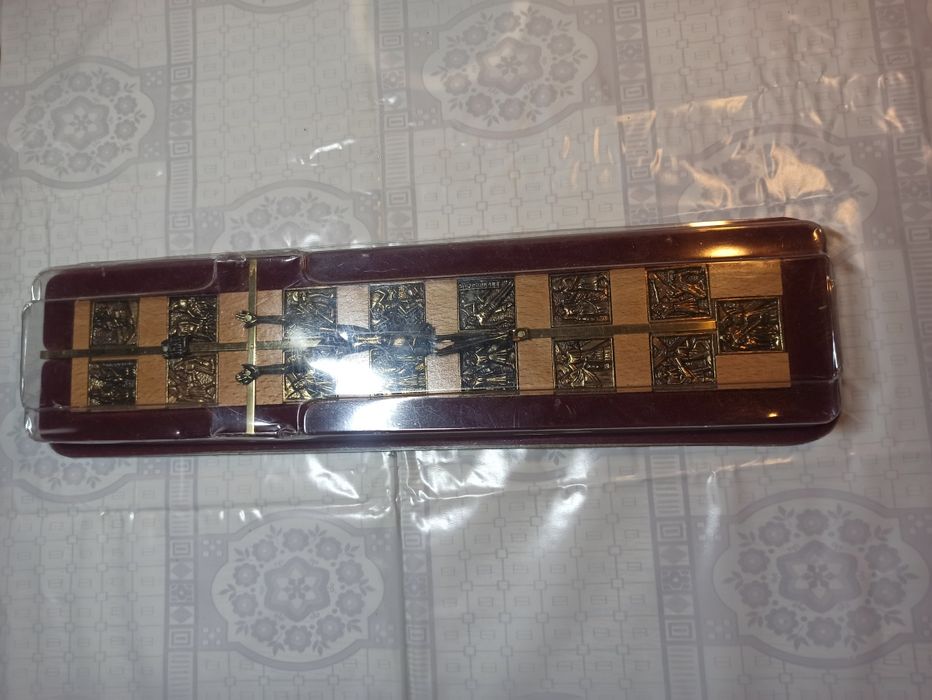 Krzyż wiszący ze stacjami drogi krzyżowej