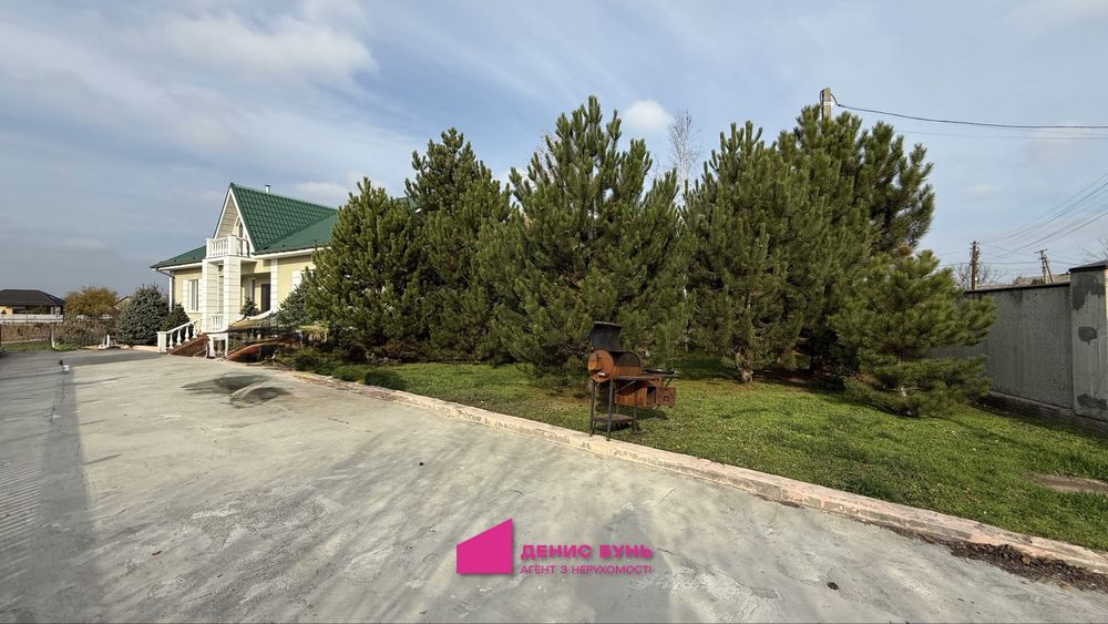 Дом с озером, террасой и зоной барбекю — Подгороднее