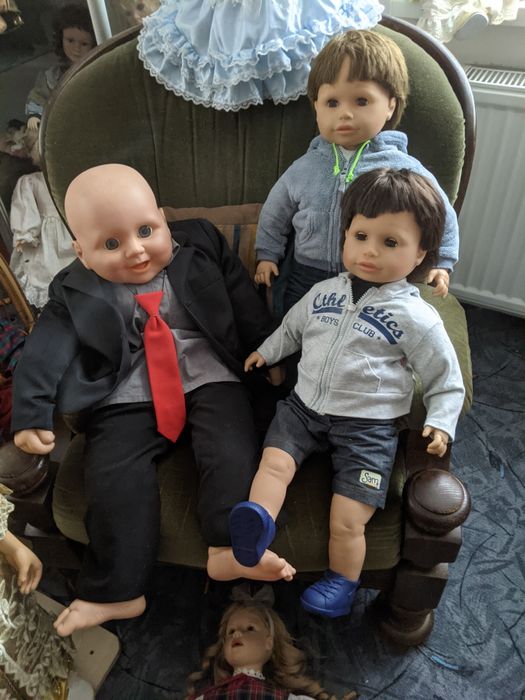 Gigantyczny chłopak i dwaj miejsi  koledzy do sprzedania