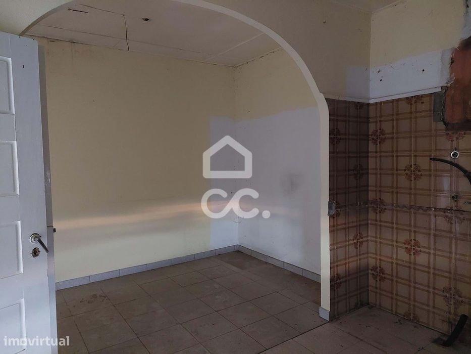 Moradia para restauro com terreno na periferia da cidade excelente opo