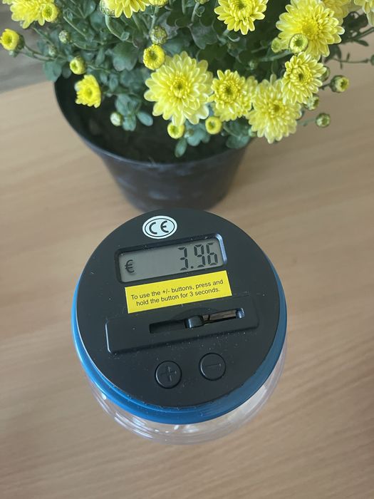 Продам цікаву копілку з електронним дисплеєм.