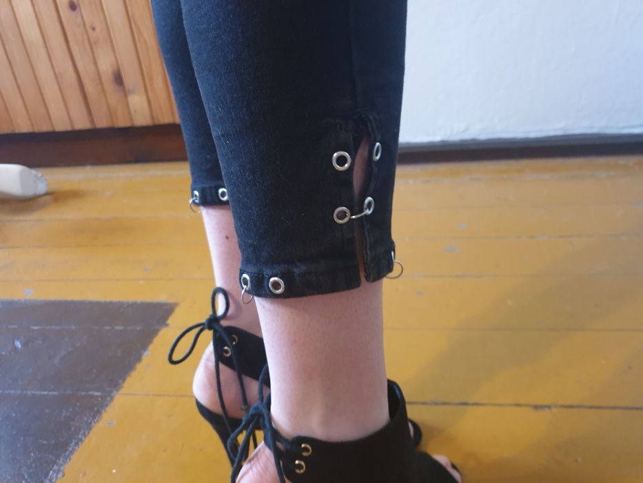 Czarne spodnie jeansowe, styl rockowy, rock'n'roll