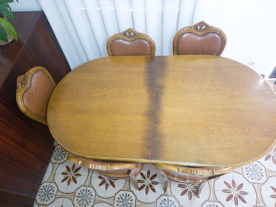 Conjunto de mesa e 6 cadeiras