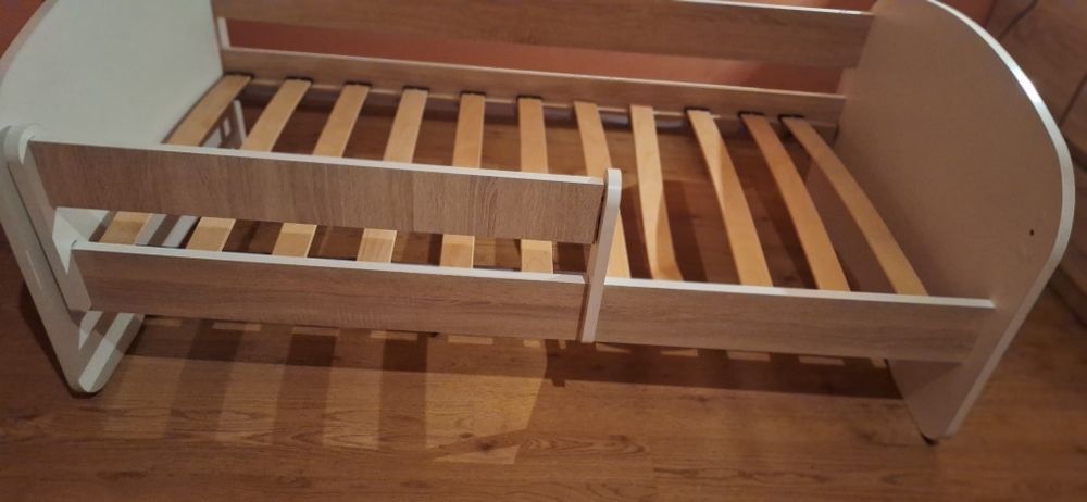 Łóżko dziecięce  z  poręczą