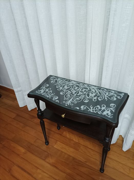 Mesa muito antiga de apoio restaurada estilo vitoriano
