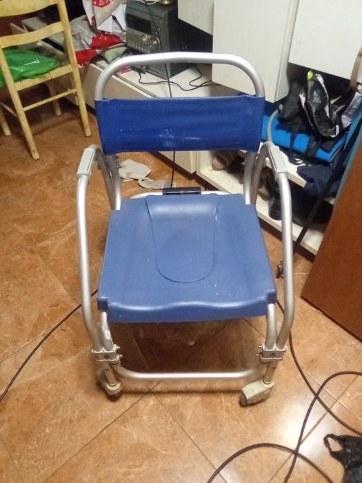 Cadeira de rodas banheiro