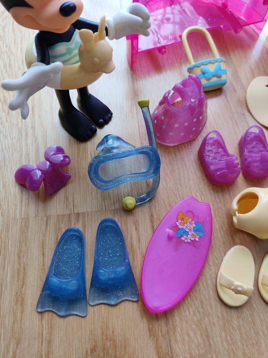 Boneca Minnie articulada com roupas e acessórios (tema praia)