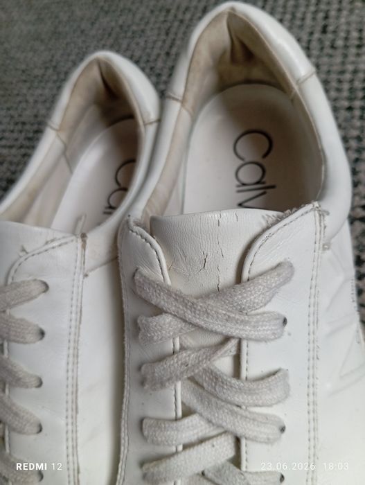 Białe sneakersy Calvin Klein z wytłoczonym logo NY r. 39