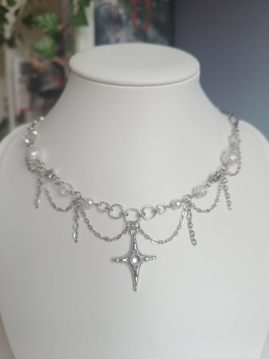 regulowany handmade naszyjnik bialy z zawieszka i lancuszkami