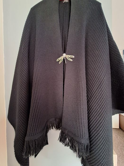 Pończo czarne z frędzlami.