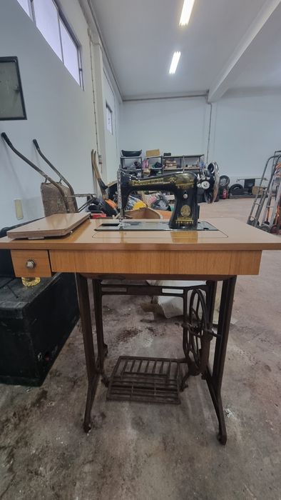 Duas máquinas costura vintage