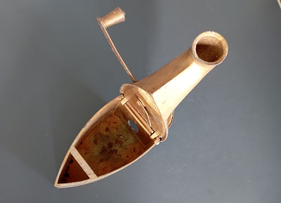 Ferro engomar antigo