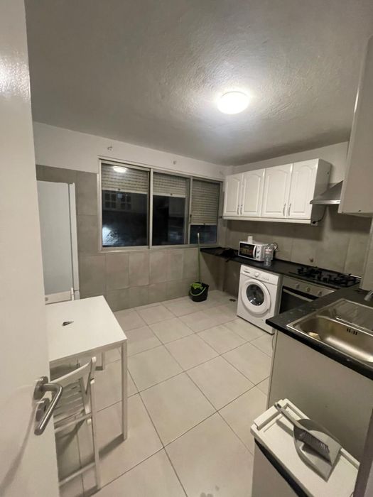Quarto para Casal ou Solteiro | Mobilado em Odivelas | Perto do Metro | Despesas Incluídas