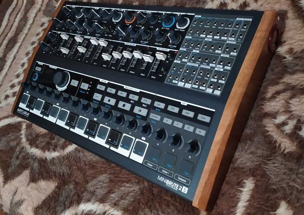 Arturia Minibrute 2S  - analog synth / drum machine