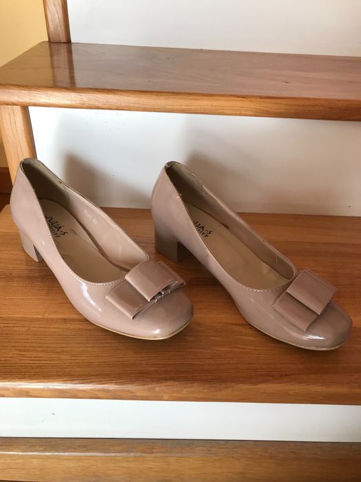 Buty lakierki. Na pomoc kotom bezdomnym.