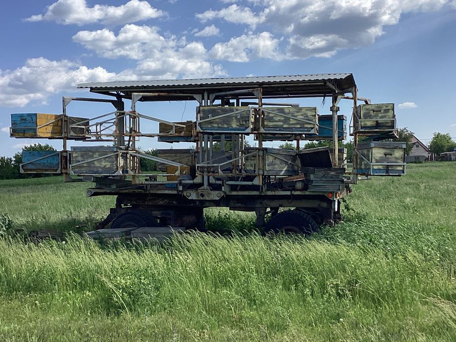 Причепч пасіка заводського виробництва на 32 вуліка