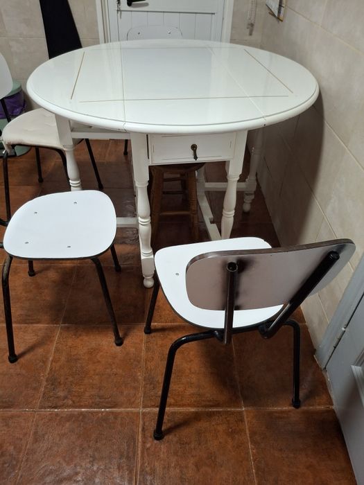 Mesa de cozinha em bom estado geral