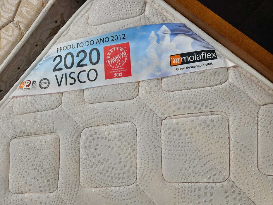 Excelente cama em madeira maciça com estrado e colchão Molafl