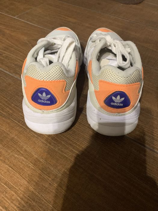 Білі кросівки адідас