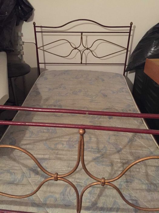 Cama de ferro de solteiro com colchão