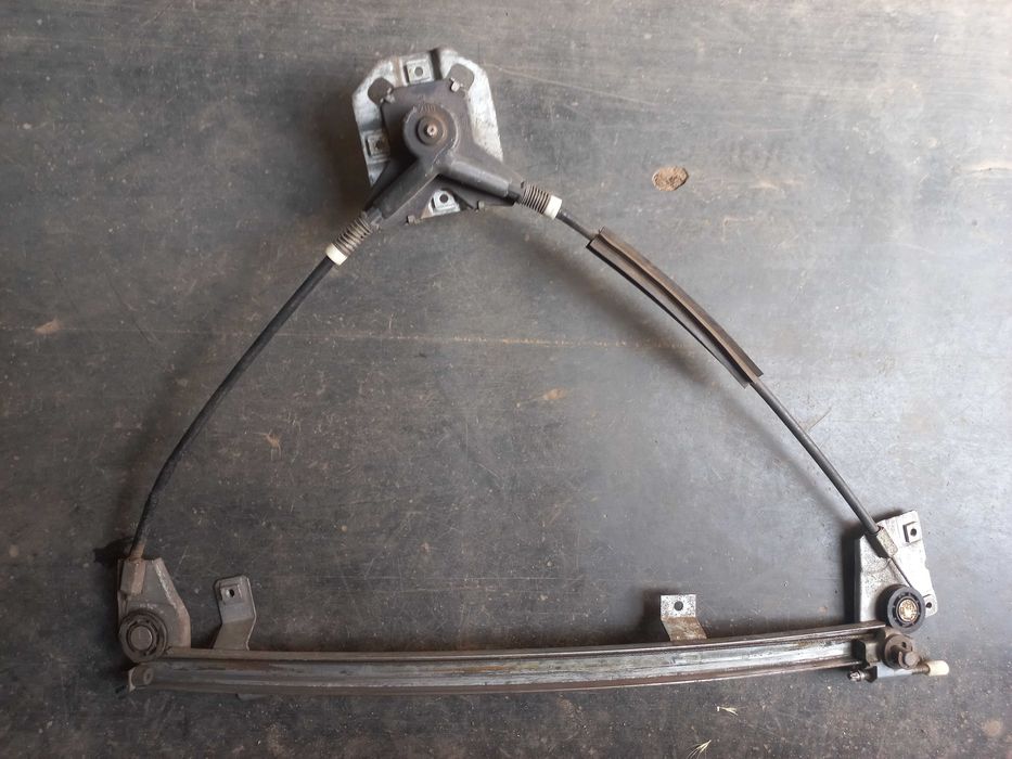 Склопідіймач ручний Audi 100 C3 1989 року випуску.