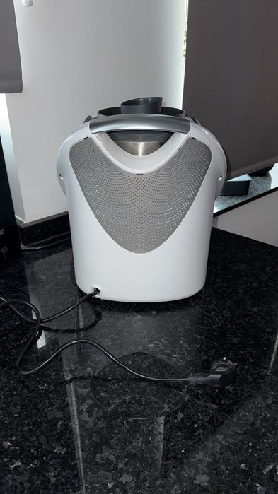 Bimby TM6 Vorwerk - Robô de Cozinha

Estou a vender a minha Bimby TM6