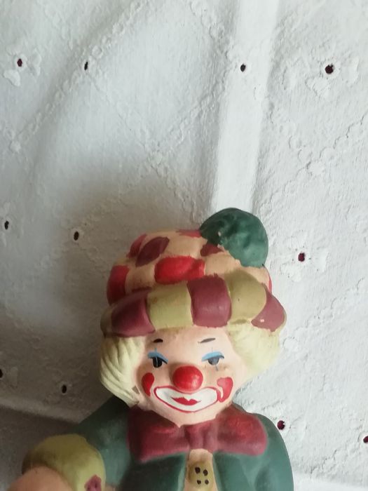 Palhaço sentado no tambor